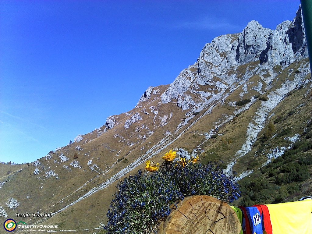 37 Pareti dietro il rifugio.jpg